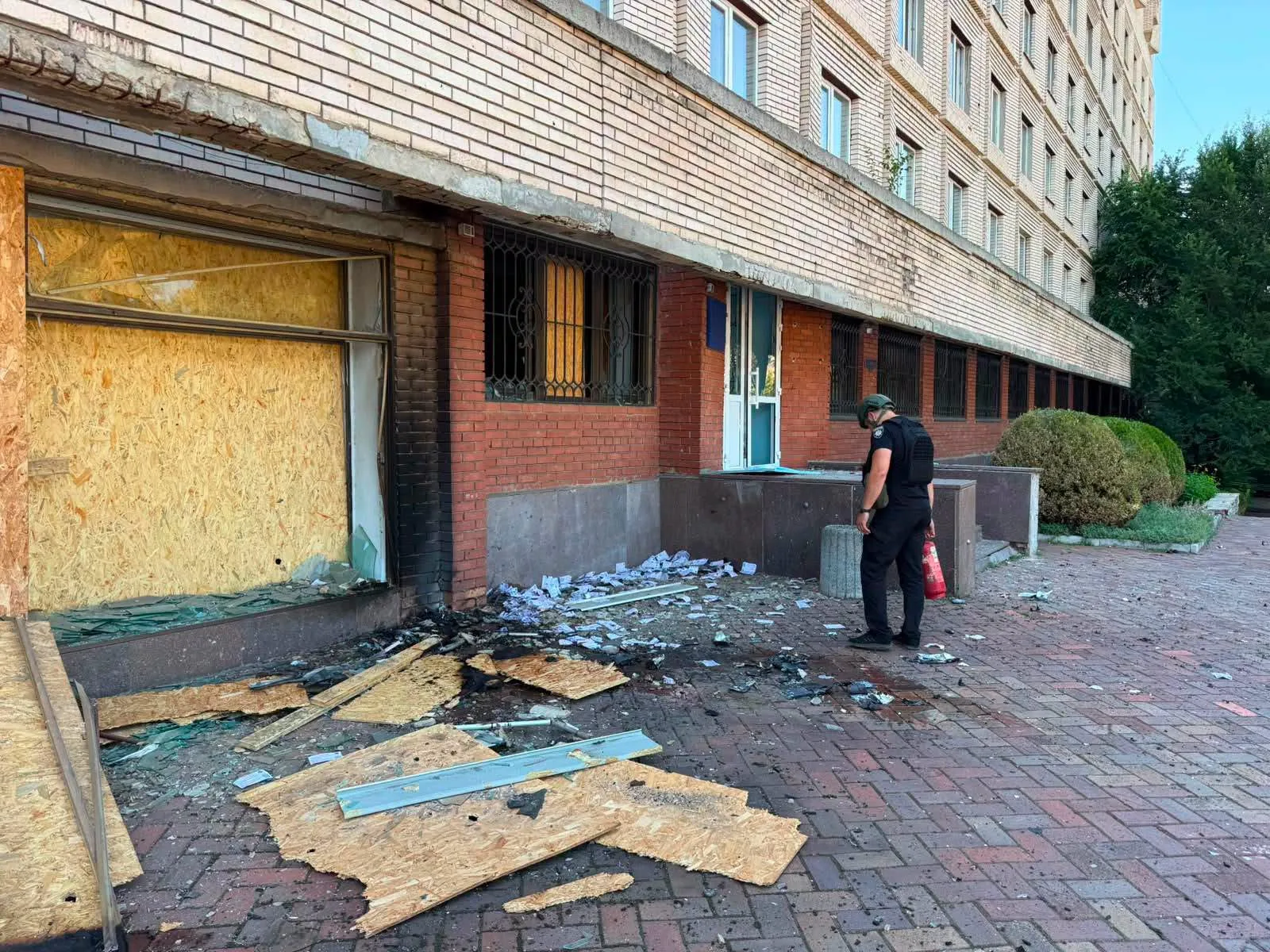 Росіяни били 11 разів по Словʼянській громаді упродовж доби: є двоє поранених